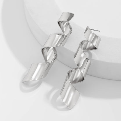 Minimalist and niche spiral patterned conch earrings