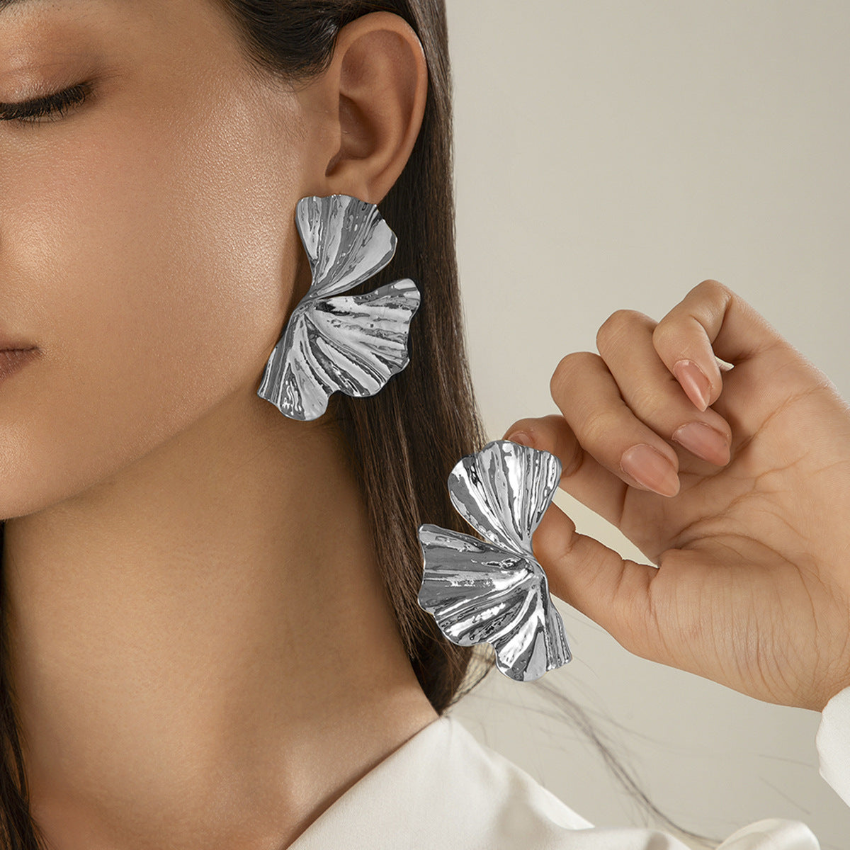 Exaggerated metal ginkgo leaf earrings, trendy women's sweet and cool style, shell patterned earrings