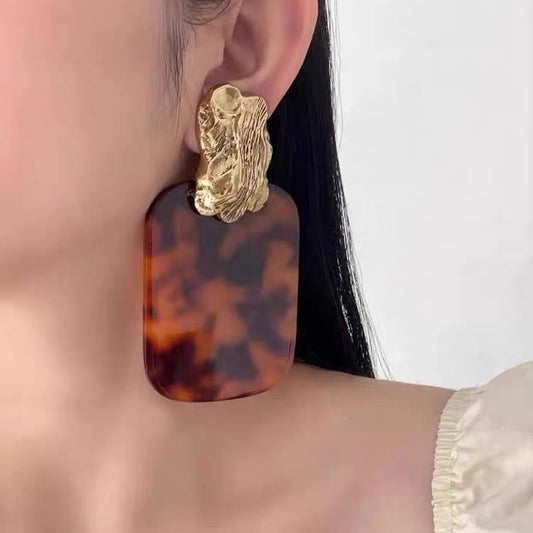 Fashionable and exaggerated temperament resin leopard print tortoiseshell square earrings without ear holes, ear clips, runway earrings