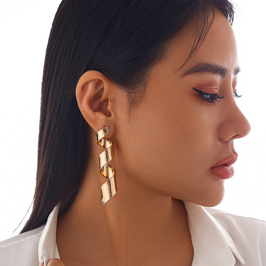 Minimalist and niche spiral patterned conch earrings