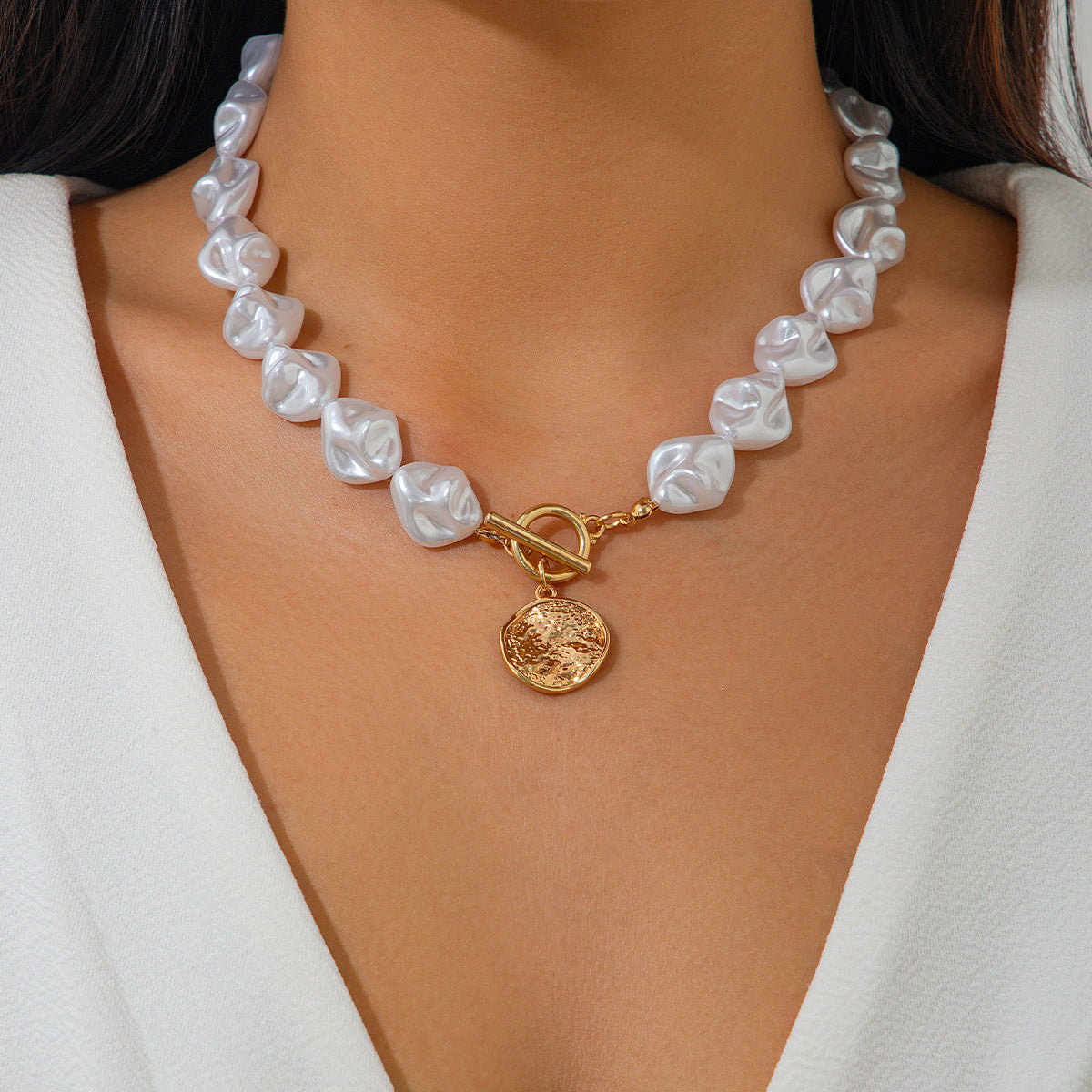 Fashionable irregular shaped pearl necklace, light luxury style, metallic feeling, collarbone chain set