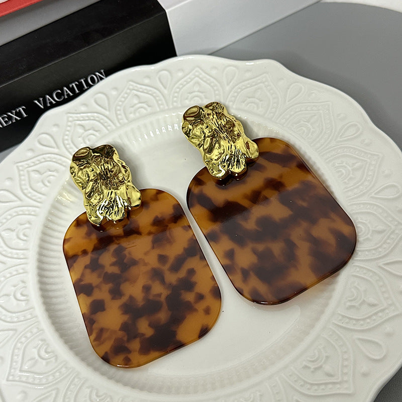 Fashionable and exaggerated temperament resin leopard print tortoiseshell square earrings without ear holes, ear clips, runway earrings