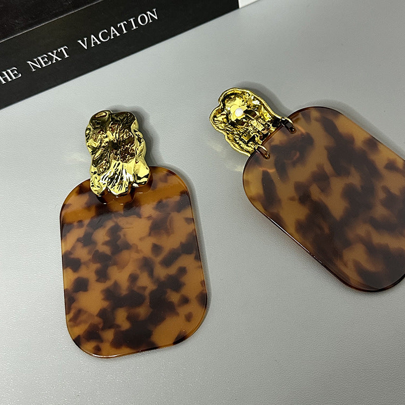 Fashionable and exaggerated temperament resin leopard print tortoiseshell square earrings without ear holes, ear clips, runway earrings