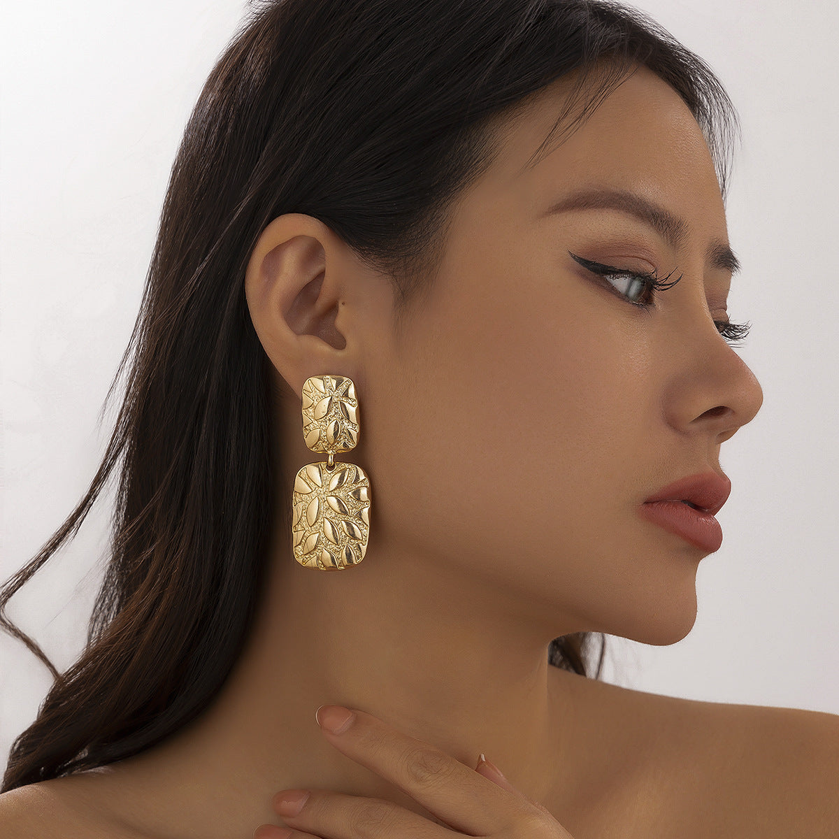 Minimalist and niche spiral patterned conch earrings