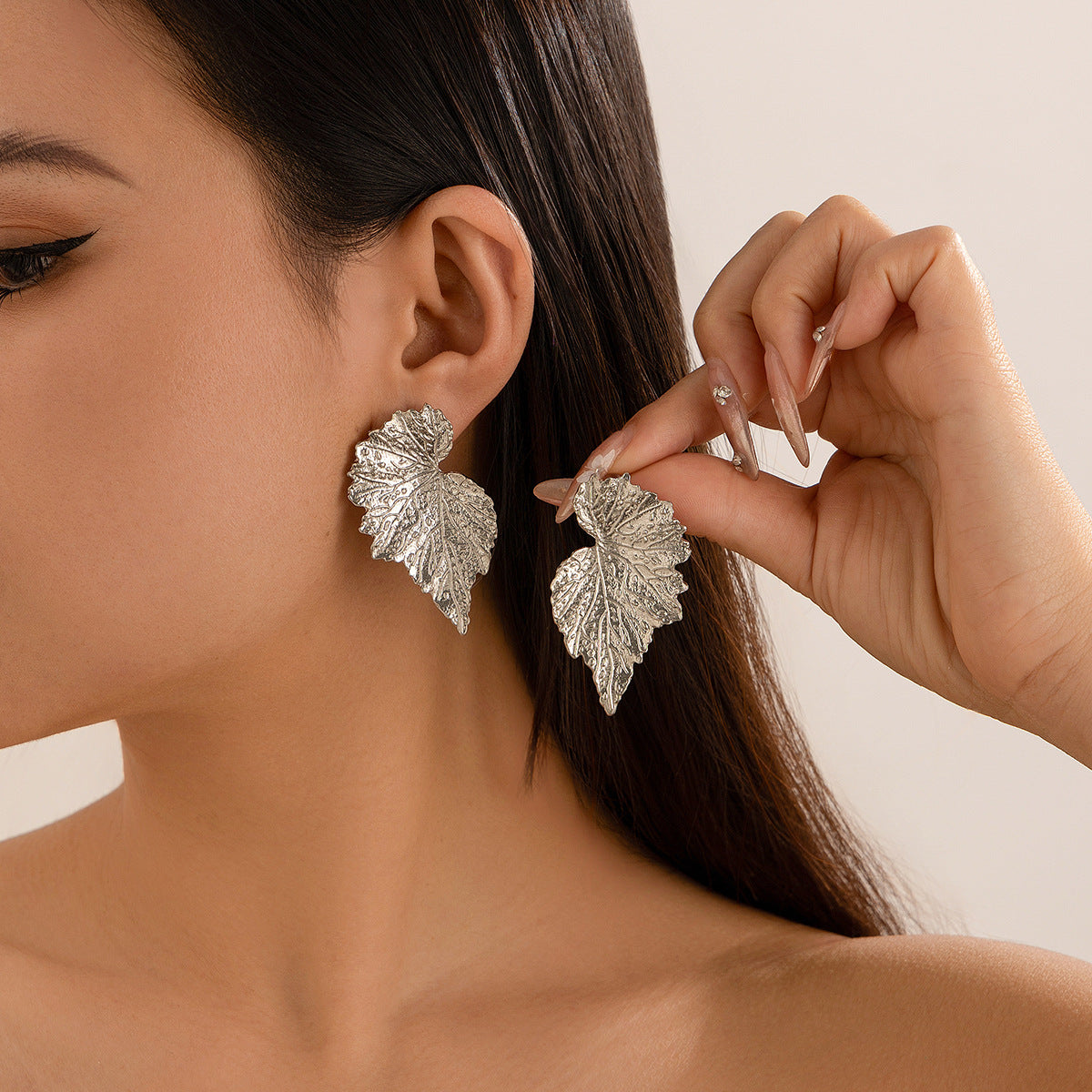 Exaggerated metal ginkgo leaf earrings, trendy women's sweet and cool style, shell patterned earrings